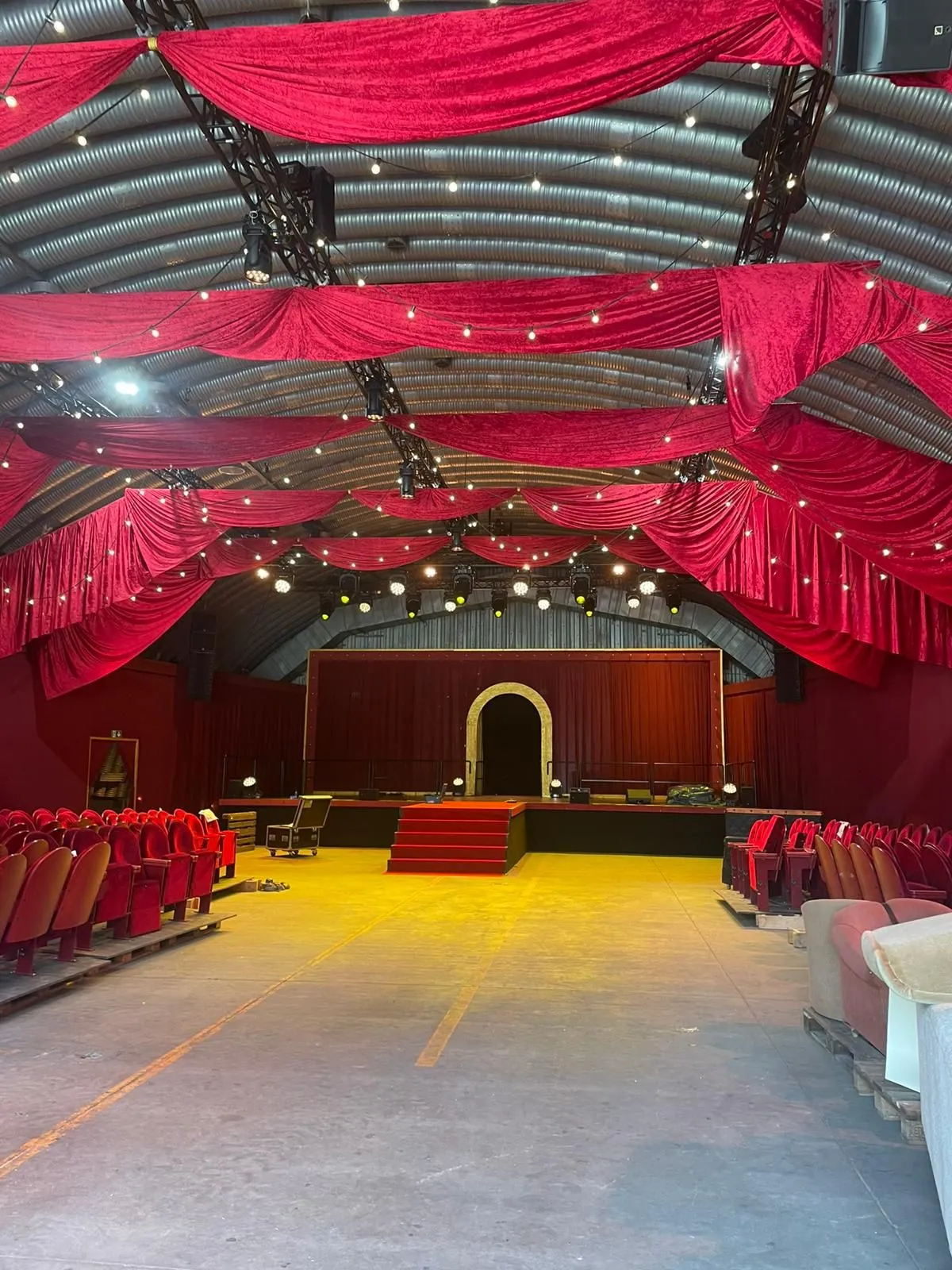 CampusFM_Auf der Bühne des Parookaville Theatres gibt es unter anderem Comedy und Akrobatik zu sehen. Die Stühle wurden extra dafür aus dem Metronom Theater Oberhausen angeliefert.