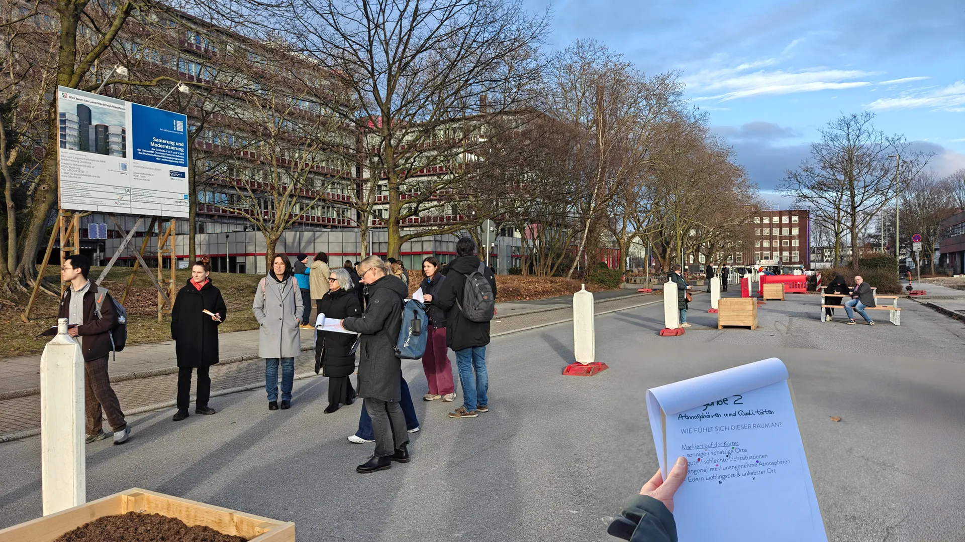 CampusFM_Die Teilnehmenden des Campus Street Labs beim Rundgang über die Essener Universitätsstraße.