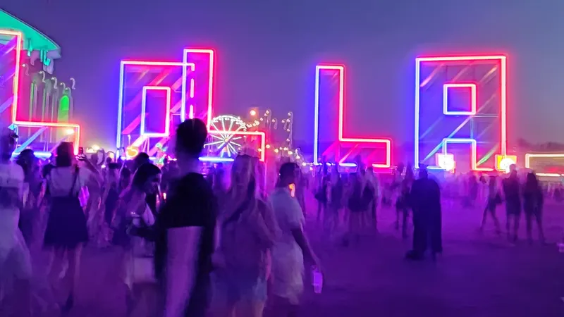 CampusFM_Der Lolla Schriftzug bei Nacht