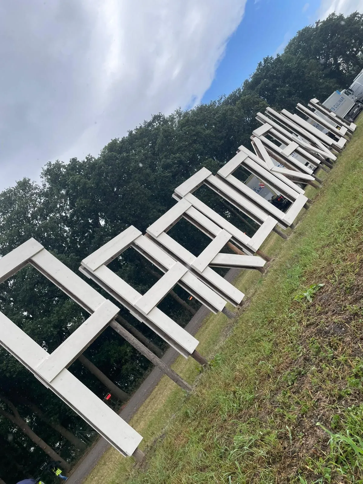 CampusFM_Das berühmte Parookaville-Schild ist auch schon aufgebaut. Das beliebte Fotomotiv im Stil des Hollywood -Schriftzugs ist eines der Wahrzeichen der Stadt.