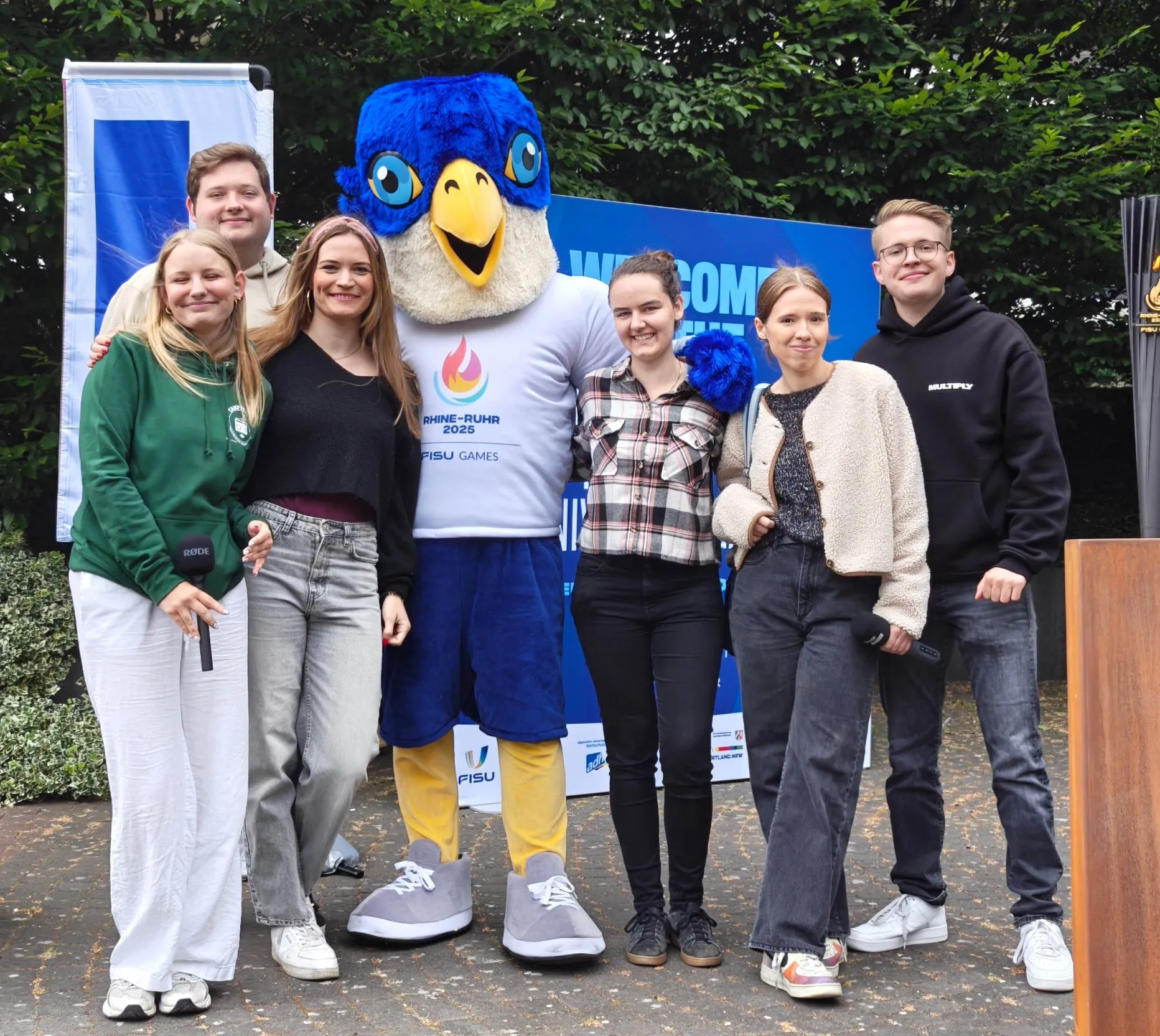 CampusFM_Maskottchen Wanda mit dem CampusFM Team