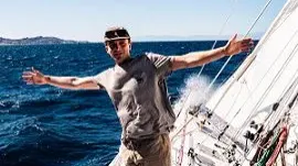 CampusFM_Mann auf Segelboot